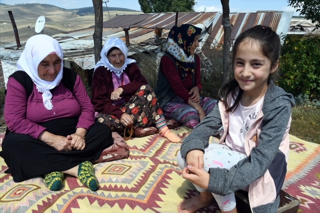 Torununun torununu görmenin mutluluğuyla yaşıyor